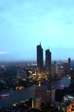Bangkok ve Chao Phraya Nehri gece boyunca ziyarete kulenin üstündeki ziyaretçi kadar. Güzel manzaranın tadını ve 24 Ağustos 2018 üzerinde ışık.