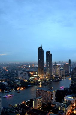 Bangkok ve Chao Phraya Nehri gece boyunca ziyarete kulenin üstündeki ziyaretçi kadar. Güzel manzaranın tadını ve 24 Ağustos 2018 üzerinde ışık.