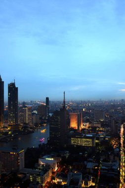 Bangkok ve Chao Phraya Nehri gece boyunca ziyarete kulenin üstündeki ziyaretçi kadar. Güzel manzaranın tadını ve 24 Ağustos 2018 üzerinde ışık.