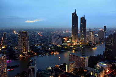 Bangkok ve Chao Phraya Nehri gece boyunca ziyarete kulenin üstündeki ziyaretçi kadar. Güzel manzaranın tadını ve 24 Ağustos 2018 üzerinde ışık.
