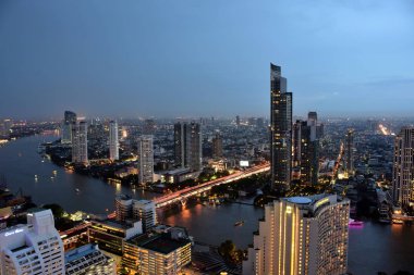 Bangkok ve Chaophraya Nehri gece boyunca ziyarete kulenin üstündeki ziyaretçi kadar. Güzel manzaranın tadını ve 24 Ağustos 2018 üzerinde ışık.