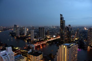 Bangkok ve Chao Phraya Nehri gece boyunca ziyarete kulenin üstündeki ziyaretçi kadar. Güzel manzaranın tadını ve 24 Ağustos 2018 üzerinde ışık.