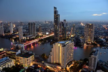 Bangkok ve Chao Phraya Nehri gece boyunca ziyarete kulenin üstündeki ziyaretçi kadar. Güzel manzaranın tadını ve 24 Ağustos 2018 üzerinde ışık.