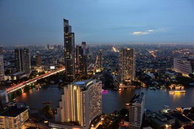 Bangkok ve Chao Phraya Nehri gece boyunca ziyarete kulenin üstündeki ziyaretçi kadar. Güzel manzaranın tadını ve 24 Ağustos 2018 üzerinde ışık.