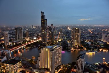 Bangkok ve Chao Phraya Nehri gece boyunca ziyarete kulenin üstündeki ziyaretçi kadar. Güzel manzaranın tadını ve 24 Ağustos 2018 üzerinde ışık.