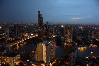 Bangkok ve Chao Phraya Nehri gece boyunca ziyarete kulenin üstündeki ziyaretçi kadar. Güzel manzaranın tadını ve 24 Ağustos 2018 üzerinde ışık.