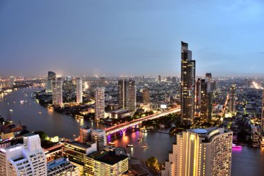 Bangkok ve Chao Phraya Nehri gece boyunca ziyarete kulenin üstündeki ziyaretçi kadar. Güzel manzaranın tadını ve 24 Ağustos 2018 üzerinde ışık.