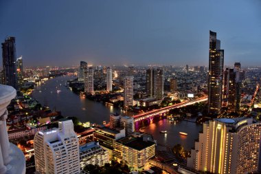 Bangkok ve Chao Phraya Nehri gece boyunca ziyarete kulenin üstündeki ziyaretçi kadar. Güzel manzaranın tadını ve 24 Ağustos 2018 üzerinde ışık.
