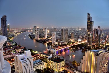 Bangkok ve Chao Phraya Nehri gece boyunca ziyarete kulenin üstündeki ziyaretçi kadar. Güzel manzaranın tadını ve 24 Ağustos 2018 üzerinde ışık.