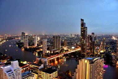 Bangkok ve Chao Phraya Nehri gece boyunca ziyarete kulenin üstündeki ziyaretçi kadar. Güzel manzaranın tadını ve 24 Ağustos 2018 üzerinde ışık.