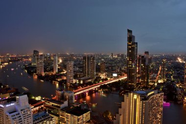 Bangkok ve Chao Phraya Nehri gece boyunca ziyarete kulenin üstündeki ziyaretçi kadar. Güzel manzaranın tadını ve 24 Ağustos 2018 üzerinde ışık.