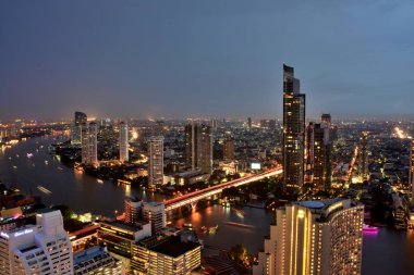 Bangkok ve Chao Phraya Nehri gece boyunca ziyarete kulenin üstündeki ziyaretçi kadar. Güzel manzaranın tadını ve 24 Ağustos 2018 üzerinde ışık.