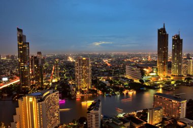 Bangkok ve Chao Phraya Nehri gece boyunca ziyarete kulenin üstündeki ziyaretçi kadar. Güzel manzaranın tadını ve 24 Ağustos 2018 üzerinde ışık.