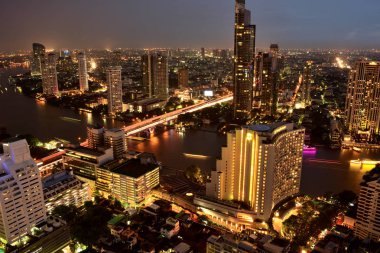 Bangkok ve Chao Phraya Nehri gece boyunca ziyarete kulenin üstündeki ziyaretçi kadar. Güzel manzaranın tadını ve 24 Ağustos 2018 üzerinde ışık.