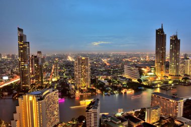 Bangkok ve Chao Phraya Nehri gece boyunca ziyarete kulenin üstündeki ziyaretçi kadar. Güzel manzaranın tadını ve 24 Ağustos 2018 üzerinde ışık.