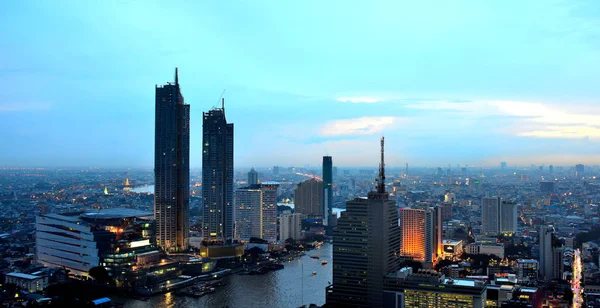 Bangkok ve Chao Phraya Nehri gece boyunca ziyarete kulenin üstündeki ziyaretçi kadar. Güzel manzaranın tadını ve 24 Ağustos 2018 üzerinde ışık.