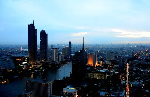 Bangkok ve Chao Phraya Nehri gece boyunca ziyarete kulenin üstündeki ziyaretçi kadar. Güzel manzaranın tadını ve 24 Ağustos 2018 üzerinde ışık.