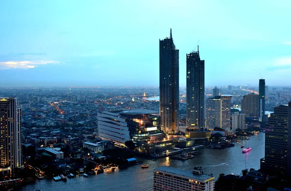 Bangkok ve Chao Phraya Nehri gece boyunca ziyarete kulenin üstündeki ziyaretçi kadar. Güzel manzaranın tadını ve 24 Ağustos 2018 üzerinde ışık.