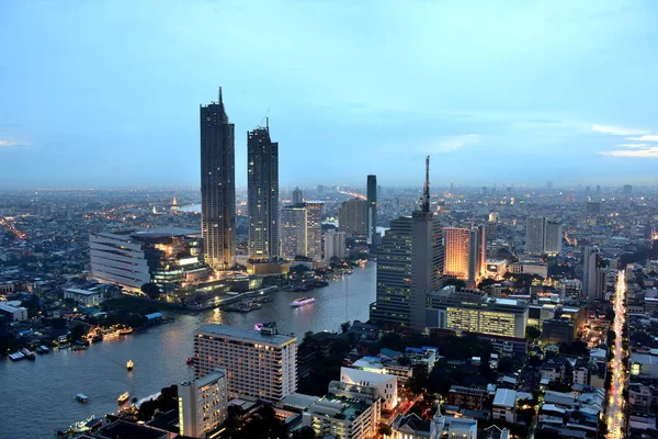 Bangkok ve Chao Phraya Nehri gece boyunca ziyarete kulenin üstündeki ziyaretçi kadar. Güzel manzaranın tadını ve 24 Ağustos 2018 üzerinde ışık.