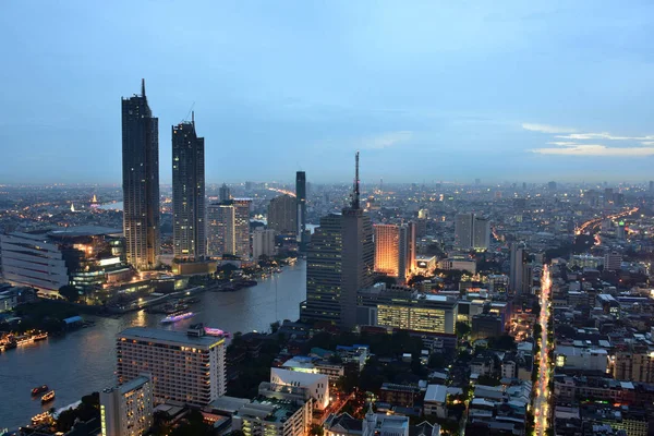 Bangkok ve Chaophraya Nehri gece boyunca ziyarete kulenin üstündeki ziyaretçi kadar. Güzel manzaranın tadını ve 24 Ağustos 2018 üzerinde ışık.