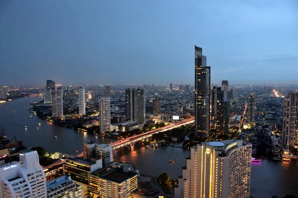 Bangkok ve Chaophraya Nehri gece boyunca ziyarete kulenin üstündeki ziyaretçi kadar. Güzel manzaranın tadını ve 24 Ağustos 2018 üzerinde ışık.