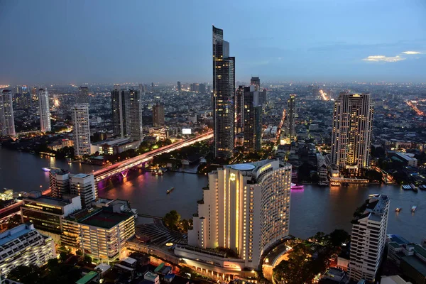 Bangkok ve Chao Phraya Nehri gece boyunca ziyarete kulenin üstündeki ziyaretçi kadar. Güzel manzaranın tadını ve 24 Ağustos 2018 üzerinde ışık.