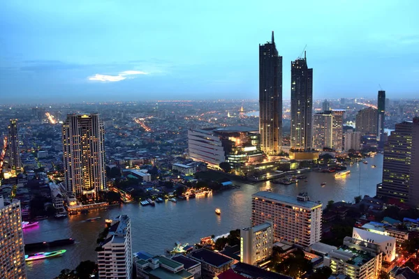 Bangkok ve Chao Phraya Nehri gece boyunca ziyarete kulenin üstündeki ziyaretçi kadar. Güzel manzaranın tadını ve 24 Ağustos 2018 üzerinde ışık.