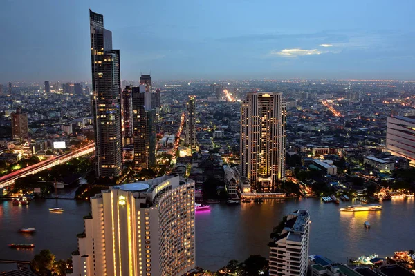 Bangkok ve Chao Phraya Nehri gece boyunca ziyarete kulenin üstündeki ziyaretçi kadar. Güzel manzaranın tadını ve 24 Ağustos 2018 üzerinde ışık.