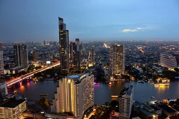 Bangkok ve Chao Phraya Nehri gece boyunca ziyarete kulenin üstündeki ziyaretçi kadar. Güzel manzaranın tadını ve 24 Ağustos 2018 üzerinde ışık.
