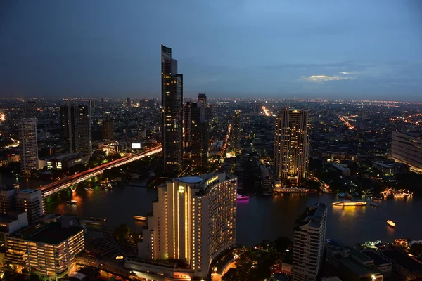 Bangkok ve Chao Phraya Nehri gece boyunca ziyarete kulenin üstündeki ziyaretçi kadar. Güzel manzaranın tadını ve 24 Ağustos 2018 üzerinde ışık.