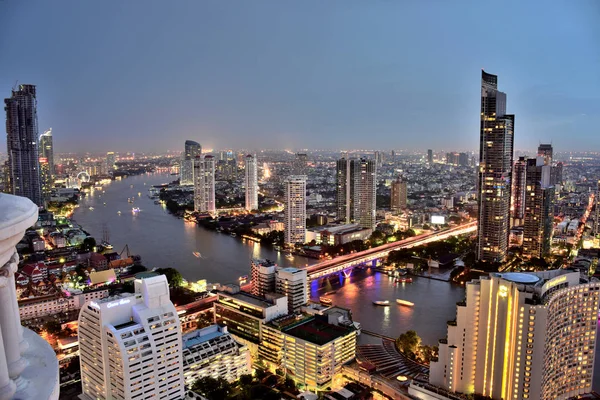 Bangkok ve Chao Phraya Nehri gece boyunca ziyarete kulenin üstündeki ziyaretçi kadar. Güzel manzaranın tadını ve 24 Ağustos 2018 üzerinde ışık.