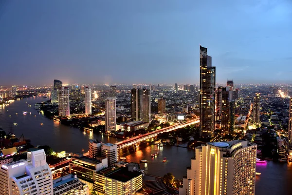 Bangkok ve Chao Phraya Nehri gece boyunca ziyarete kulenin üstündeki ziyaretçi kadar. Güzel manzaranın tadını ve 24 Ağustos 2018 üzerinde ışık.