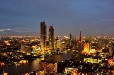 Bangkok ve Chao Phraya Nehri gece boyunca ziyarete kulenin üstündeki ziyaretçi kadar. Güzel manzaranın tadını ve 24 Ağustos 2018 üzerinde ışık.