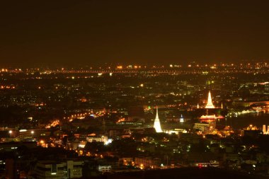 Bangkok ve Chao Phraya Nehri gece boyunca ziyarete kulenin üstündeki ziyaretçi kadar. Güzel manzaranın tadını ve 24 Ağustos 2018 üzerinde ışık.
