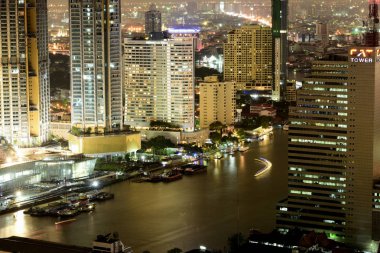 Bangkok ve Chao Phraya Nehri gece boyunca ziyarete kulenin üstündeki ziyaretçi kadar. Güzel manzaranın tadını ve 24 Ağustos 2018 üzerinde ışık.