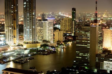 Bangkok ve Chao Phraya Nehri gece boyunca ziyarete kulenin üstündeki ziyaretçi kadar. Güzel manzaranın tadını ve 24 Ağustos 2018 üzerinde ışık.