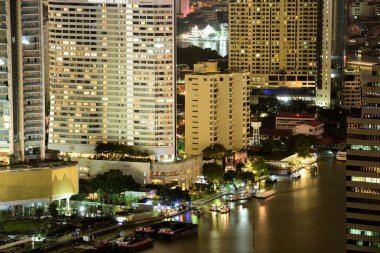 Bangkok ve Chao Phraya Nehri gece boyunca ziyarete kulenin üstündeki ziyaretçi kadar. Güzel manzaranın tadını ve 24 Ağustos 2018 üzerinde ışık.