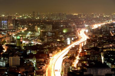 Bangkok ve Chaophraya Nehri gece boyunca ziyarete kulenin üstündeki ziyaretçi kadar. Güzel manzaranın tadını ve 24 Ağustos 2018 üzerinde ışık.