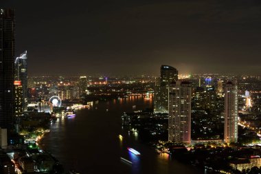 Bangkok ve Chao Phraya Nehri gece boyunca ziyarete kulenin üstündeki ziyaretçi kadar. Güzel manzaranın tadını ve 24 Ağustos 2018 üzerinde ışık.