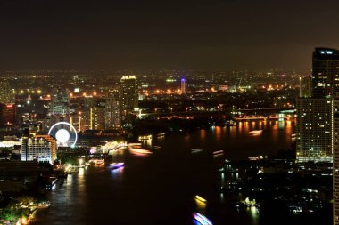Bangkok ve Chao Phraya Nehri gece boyunca ziyarete kulenin üstündeki ziyaretçi kadar. Güzel manzaranın tadını ve 24 Ağustos 2018 üzerinde ışık.