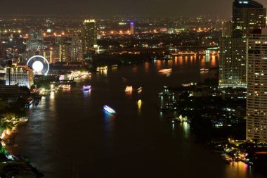 Bangkok ve Chaophraya Nehri gece boyunca ziyarete kulenin üstündeki ziyaretçi kadar. Güzel manzaranın tadını ve 24 Ağustos 2018 üzerinde ışık.