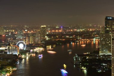 Bangkok ve Chao Phraya Nehri gece boyunca ziyarete kulenin üstündeki ziyaretçi kadar. Güzel manzaranın tadını ve 24 Ağustos 2018 üzerinde ışık.