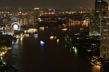 Bangkok ve Chao Phraya Nehri gece boyunca ziyarete kulenin üstündeki ziyaretçi kadar. Güzel manzaranın tadını ve 24 Ağustos 2018 üzerinde ışık.