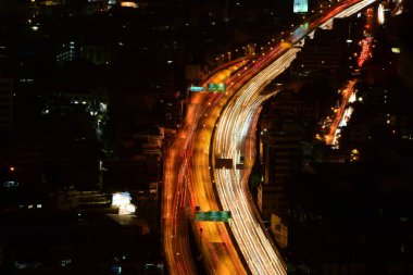 Bangkok ve Chaophraya Nehri gece boyunca ziyarete kulenin üstündeki ziyaretçi kadar. Güzel manzaranın tadını ve 24 Ağustos 2018 üzerinde ışık.
