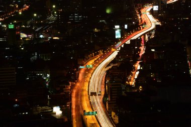 Bangkok ve Chao Phraya Nehri gece boyunca ziyarete kulenin üstündeki ziyaretçi kadar. Güzel manzaranın tadını ve 24 Ağustos 2018 üzerinde ışık.
