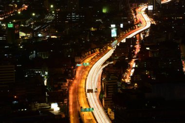 Bangkok ve Chaophraya Nehri gece boyunca ziyarete kulenin üstündeki ziyaretçi kadar. Güzel manzaranın tadını ve 24 Ağustos 2018 üzerinde ışık.