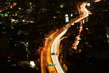 Bangkok ve Chao Phraya Nehri gece boyunca ziyarete kulenin üstündeki ziyaretçi kadar. Güzel manzaranın tadını ve 24 Ağustos 2018 üzerinde ışık.