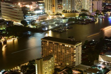 Bangkok ve Chao Phraya Nehri gece boyunca ziyarete kulenin üstündeki ziyaretçi kadar. Güzel manzaranın tadını ve 24 Ağustos 2018 üzerinde ışık.