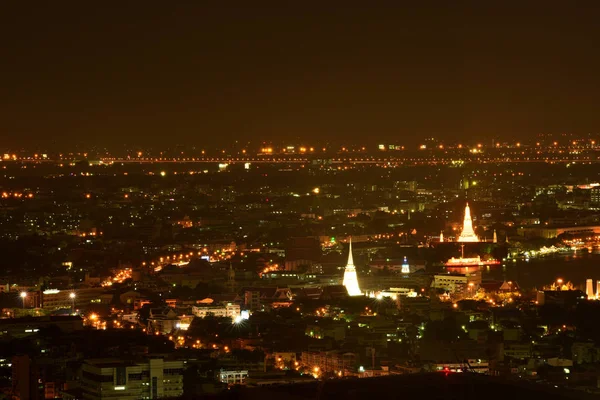 Bangkok ve Chao Phraya Nehri gece boyunca ziyarete kulenin üstündeki ziyaretçi kadar. Güzel manzaranın tadını ve 24 Ağustos 2018 üzerinde ışık.
