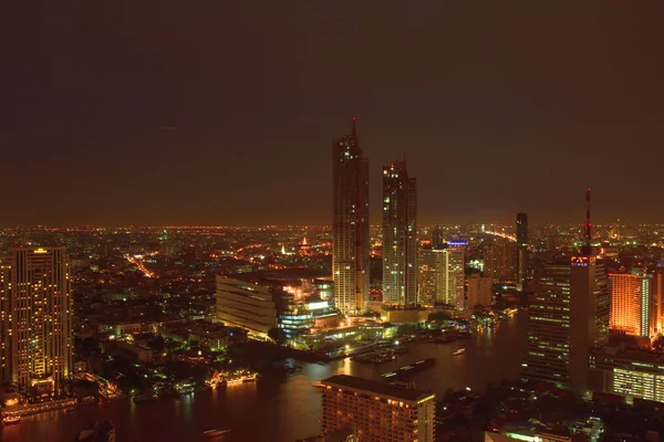 Odwiedzający Górnej Części Wieży Odwiedzenia Bangkoku Oraz Rzekę Menam Nocy — Zdjęcie stockowe